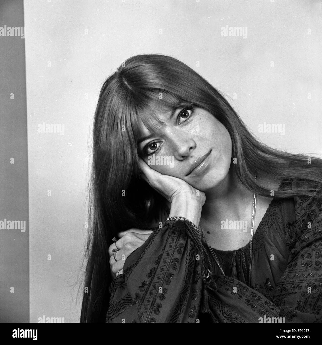 Deutsche Sängerin Und Schauspielerin Katja Ebstein Bei Einem Fotoshooting Amburgo 1972 Il 