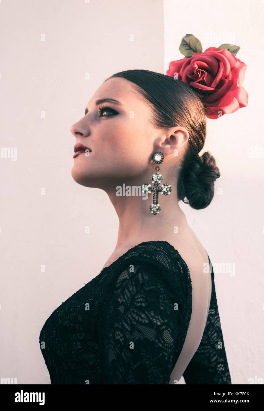 Donna Spagnola In Un Tipico Abito Di Flamenco Foto Stock Alamy 